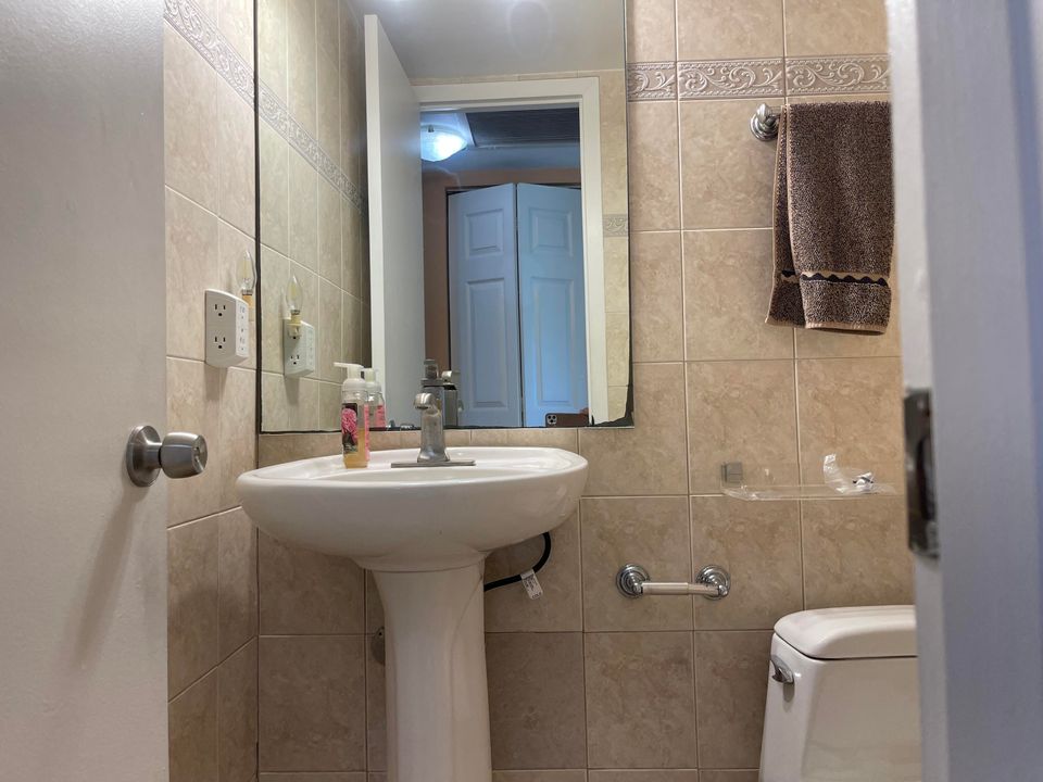 待售: $97,500 (1 贝兹, 1 浴室, 806 平方英尺)