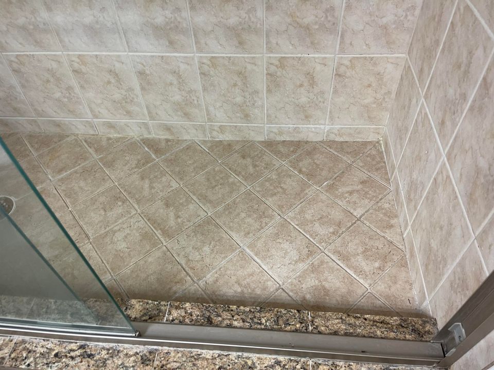 待售: $97,500 (1 贝兹, 1 浴室, 806 平方英尺)