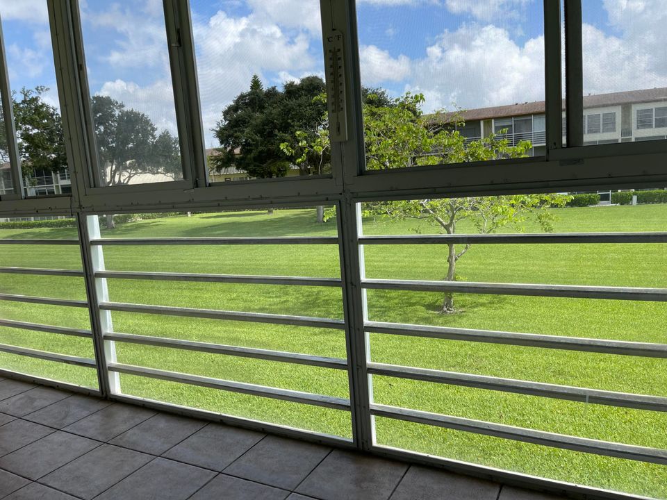 待售: $97,500 (1 贝兹, 1 浴室, 806 平方英尺)