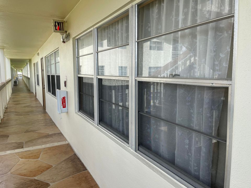 待售: $97,500 (1 贝兹, 1 浴室, 806 平方英尺)