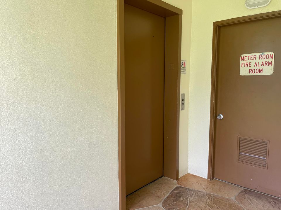 待售: $97,500 (1 贝兹, 1 浴室, 806 平方英尺)