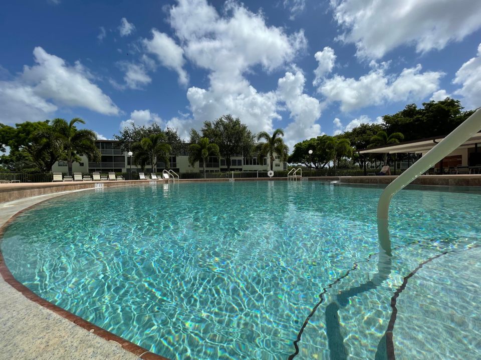 待售: $97,500 (1 贝兹, 1 浴室, 806 平方英尺)