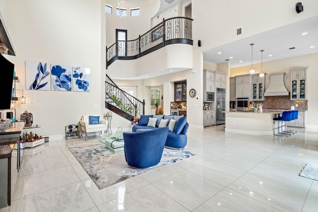 Под контрактом: $10,999 (4 спален, 4 ванн, 3926 Квадратных фут)