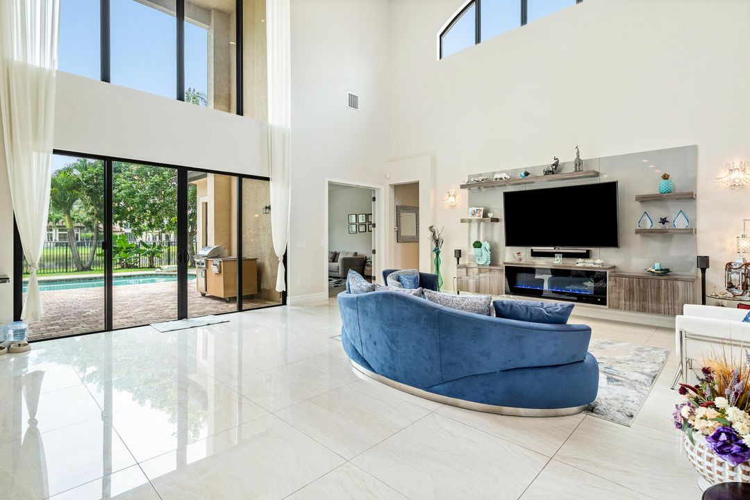 Под контрактом: $10,999 (4 спален, 4 ванн, 3926 Квадратных фут)