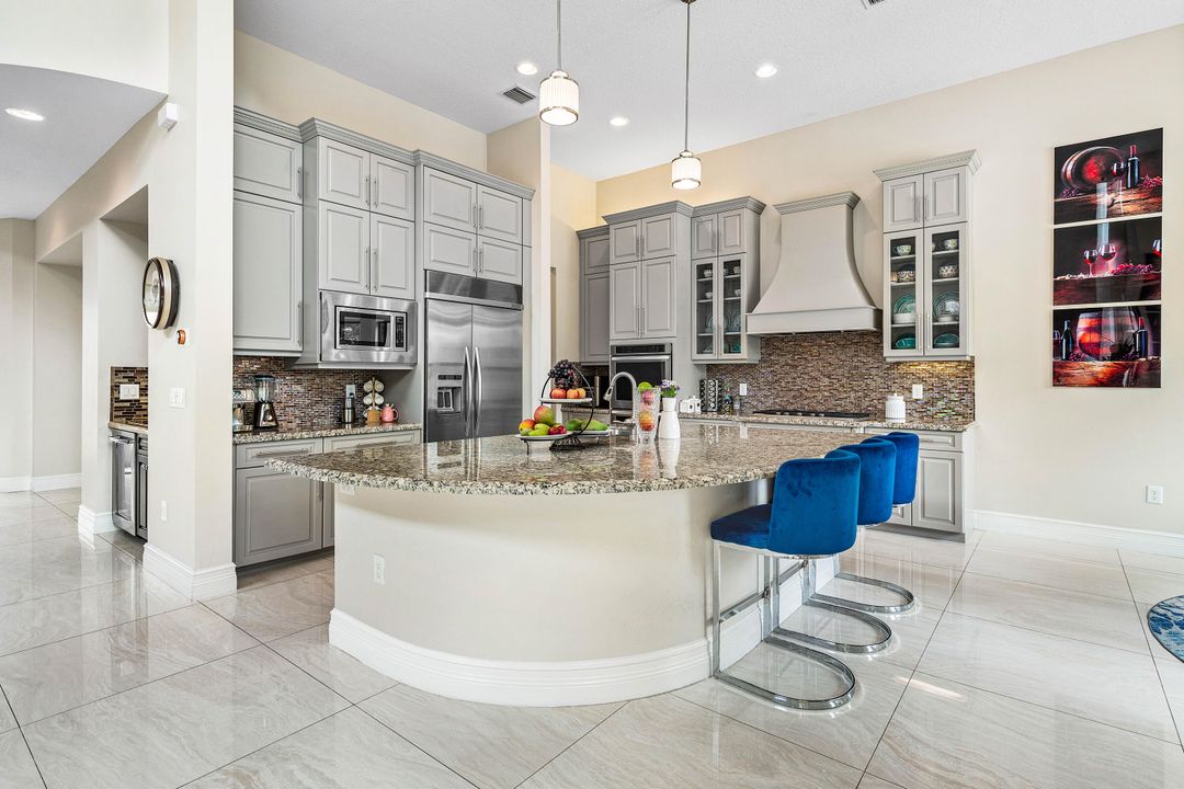 Под контрактом: $10,999 (4 спален, 4 ванн, 3926 Квадратных фут)