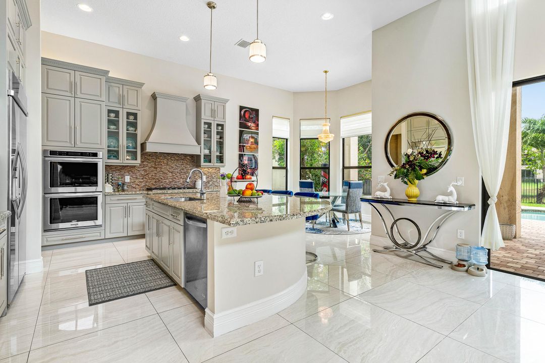 Под контрактом: $10,999 (4 спален, 4 ванн, 3926 Квадратных фут)