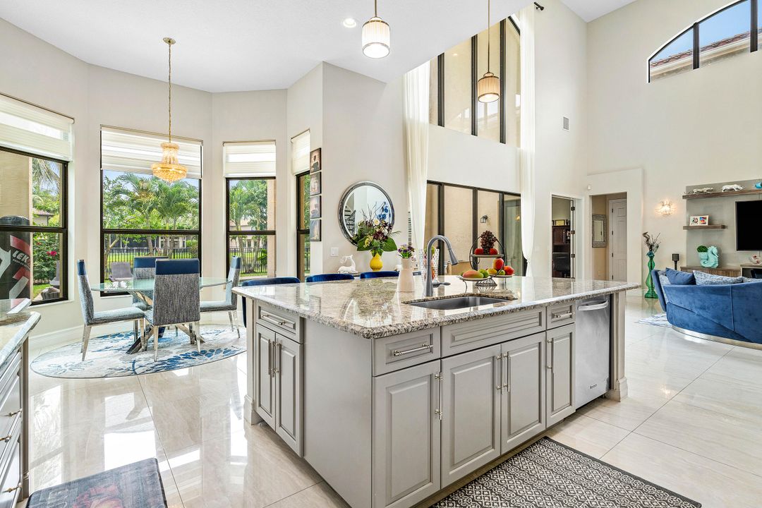 Под контрактом: $10,999 (4 спален, 4 ванн, 3926 Квадратных фут)