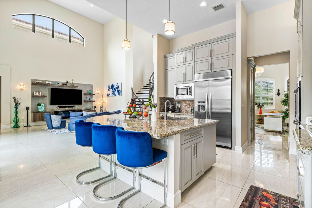 Под контрактом: $10,999 (4 спален, 4 ванн, 3926 Квадратных фут)