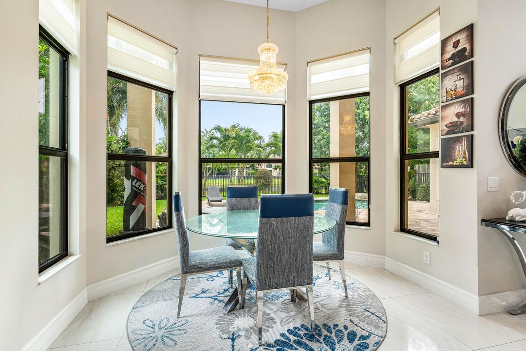 Под контрактом: $10,999 (4 спален, 4 ванн, 3926 Квадратных фут)