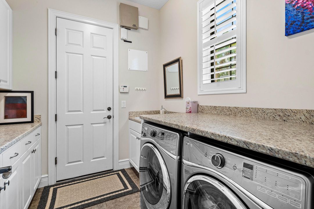 Под контрактом: $10,999 (4 спален, 4 ванн, 3926 Квадратных фут)