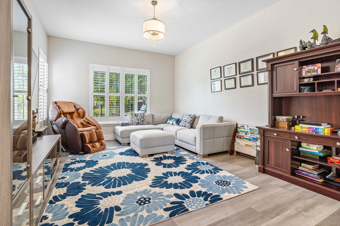 Под контрактом: $10,999 (4 спален, 4 ванн, 3926 Квадратных фут)