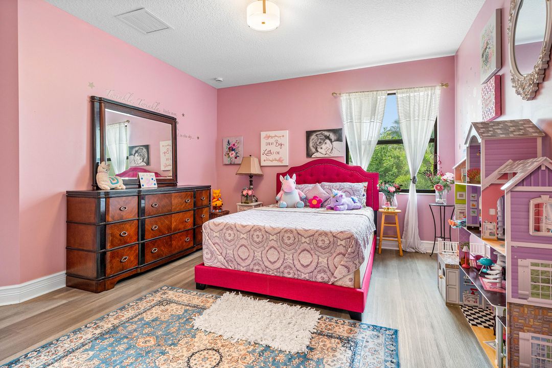 Под контрактом: $10,999 (4 спален, 4 ванн, 3926 Квадратных фут)