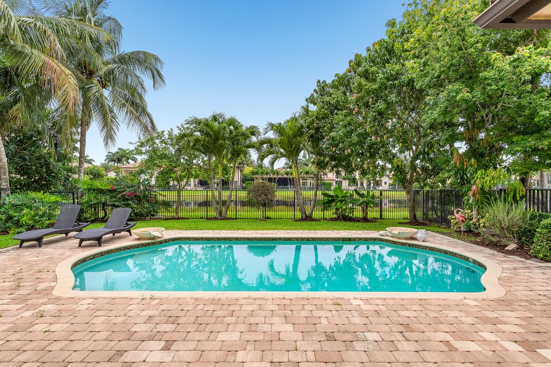 Под контрактом: $10,999 (4 спален, 4 ванн, 3926 Квадратных фут)