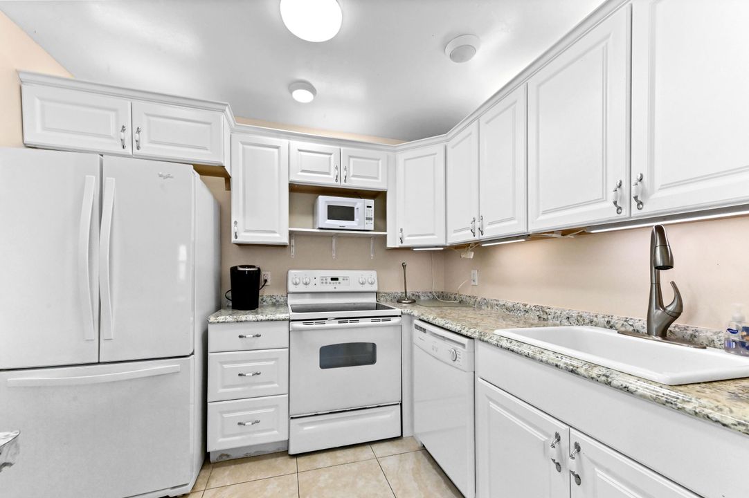 待售: $89,900 (1 贝兹, 1 浴室, 726 平方英尺)