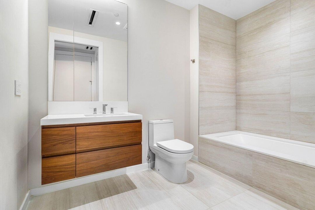 Под контрактом: $2,950,000 (2 спален, 3 ванн, 2588 Квадратных фут)