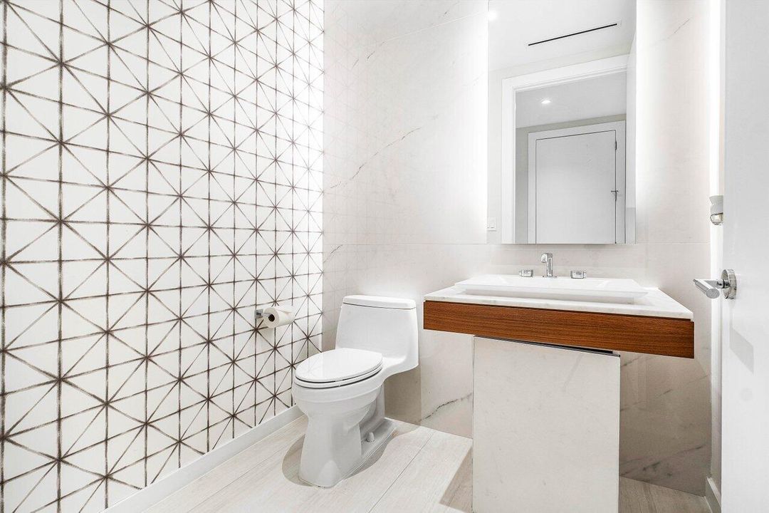 Под контрактом: $2,950,000 (2 спален, 3 ванн, 2588 Квадратных фут)