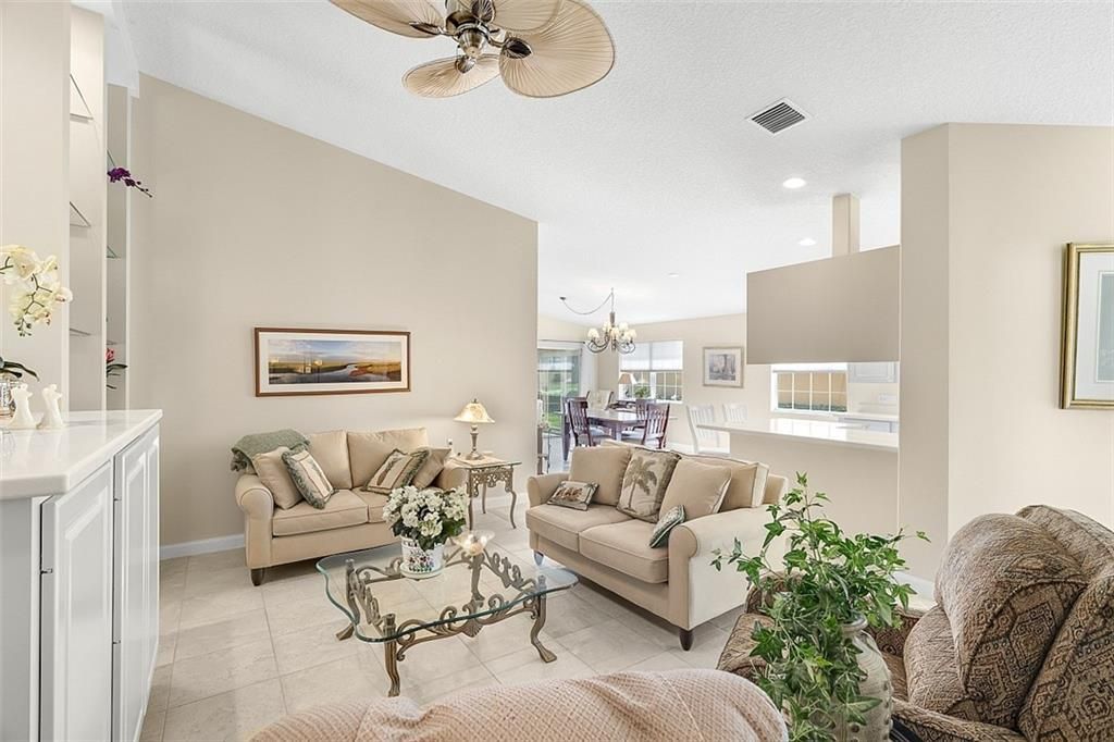 Activo con contrato: $355,000 (2 camas, 2 baños, 1541 Pies cuadrados)