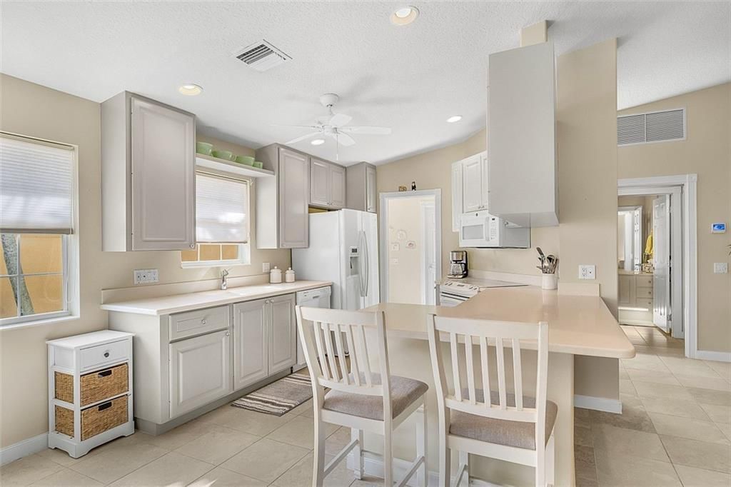 Activo con contrato: $355,000 (2 camas, 2 baños, 1541 Pies cuadrados)