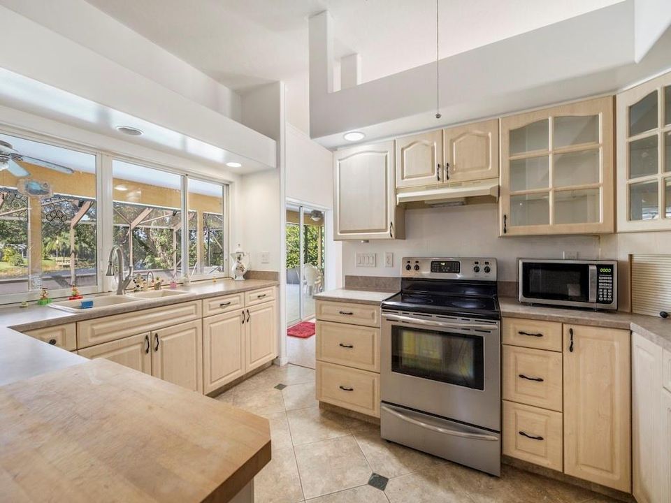 For Sale: $545,000 (3 beds, 2 baths, 1948 Square Feet)