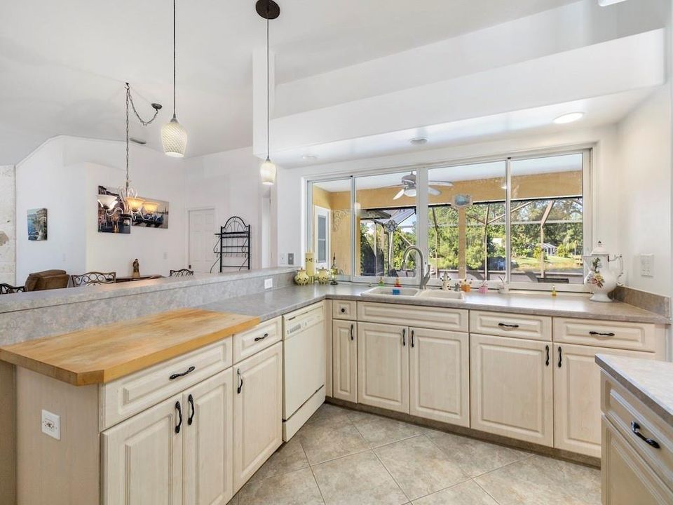 For Sale: $545,000 (3 beds, 2 baths, 1948 Square Feet)