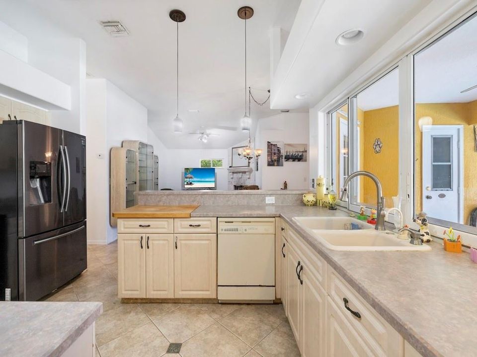 For Sale: $545,000 (3 beds, 2 baths, 1948 Square Feet)