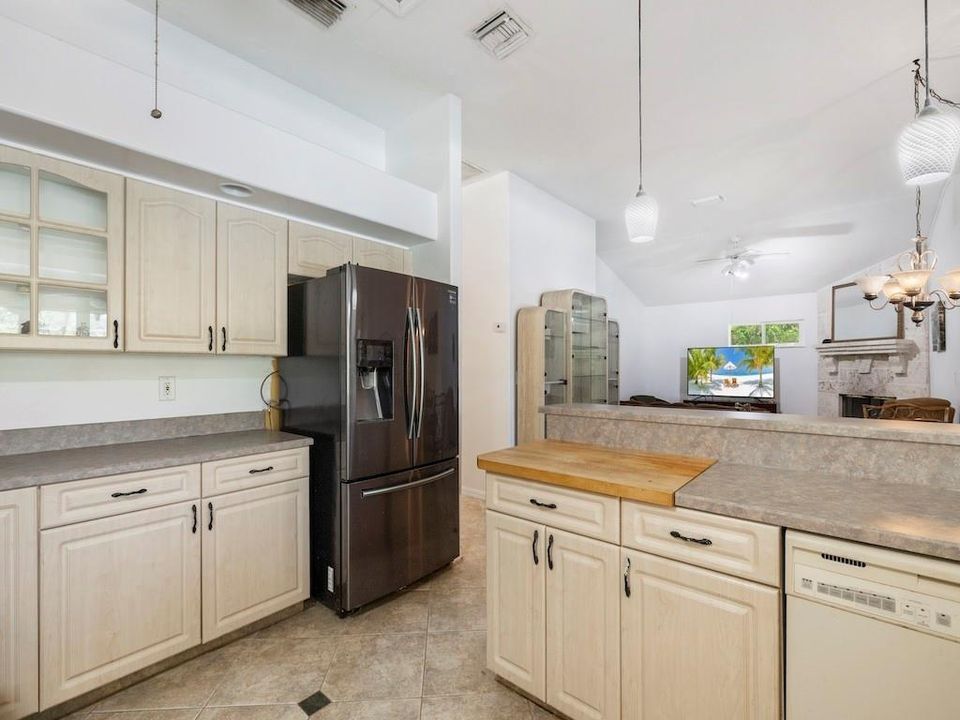 For Sale: $545,000 (3 beds, 2 baths, 1948 Square Feet)