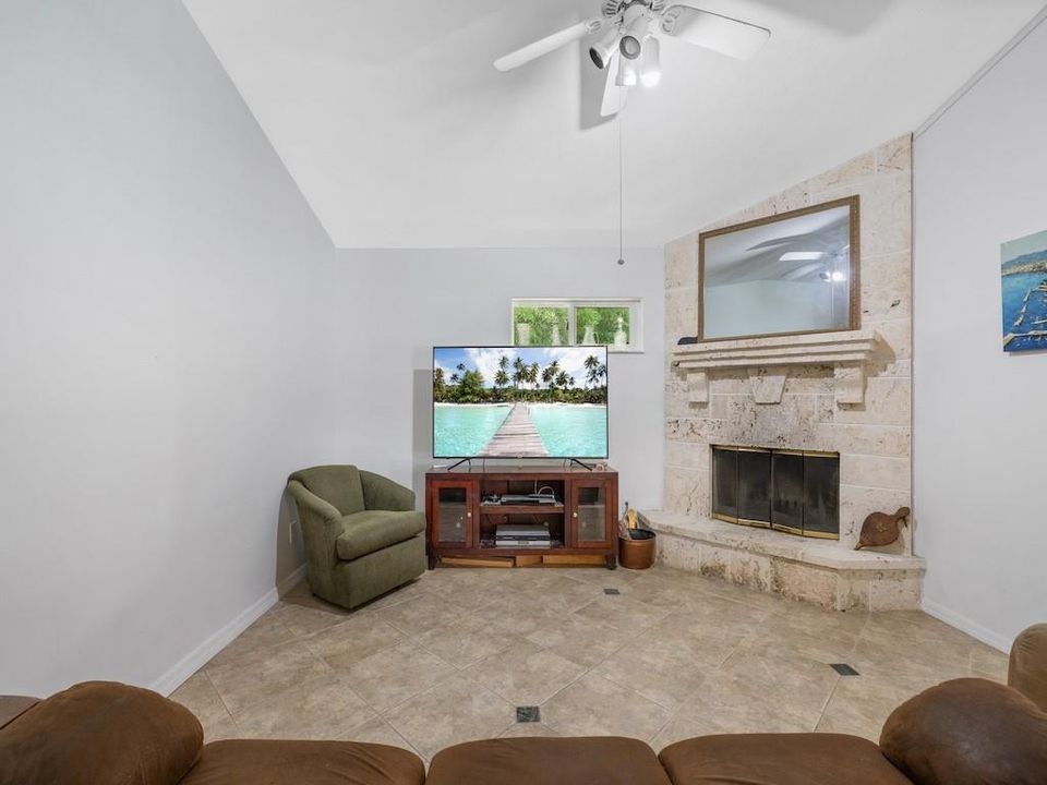 For Sale: $545,000 (3 beds, 2 baths, 1948 Square Feet)