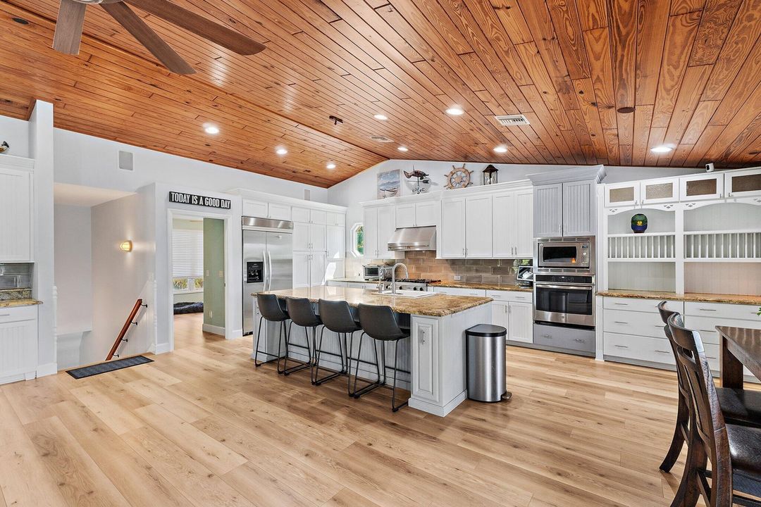 Activo con contrato: $1,390,000 (5 camas, 4 baños, 4483 Pies cuadrados)