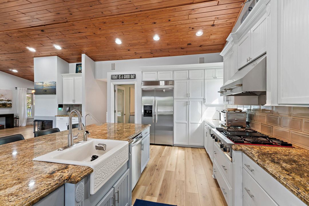 Activo con contrato: $1,390,000 (5 camas, 4 baños, 4483 Pies cuadrados)