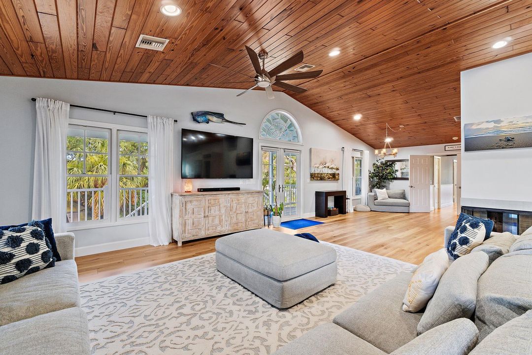 Activo con contrato: $1,390,000 (5 camas, 4 baños, 4483 Pies cuadrados)