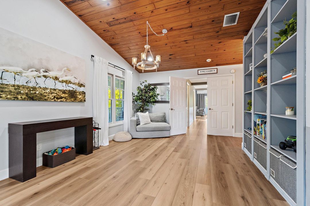 Activo con contrato: $1,390,000 (5 camas, 4 baños, 4483 Pies cuadrados)