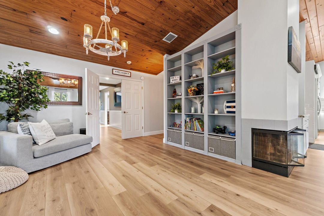 Activo con contrato: $1,390,000 (5 camas, 4 baños, 4483 Pies cuadrados)