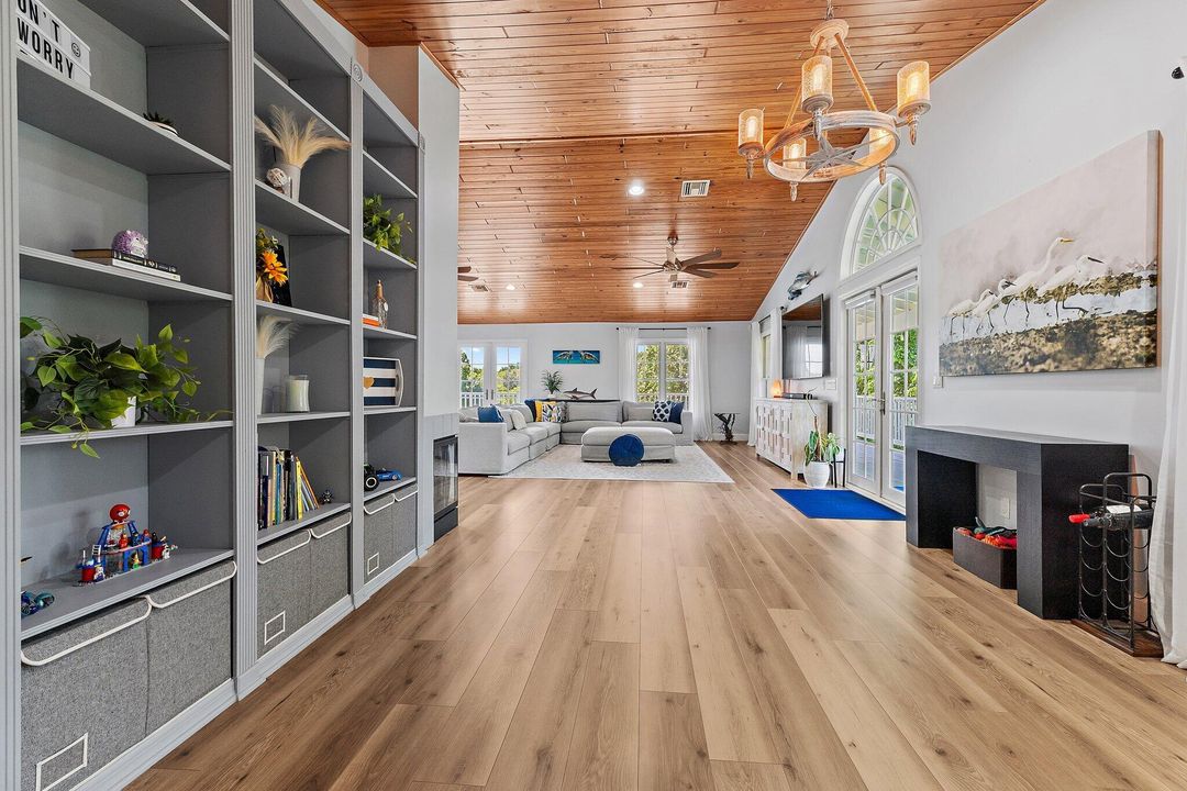 Activo con contrato: $1,390,000 (5 camas, 4 baños, 4483 Pies cuadrados)