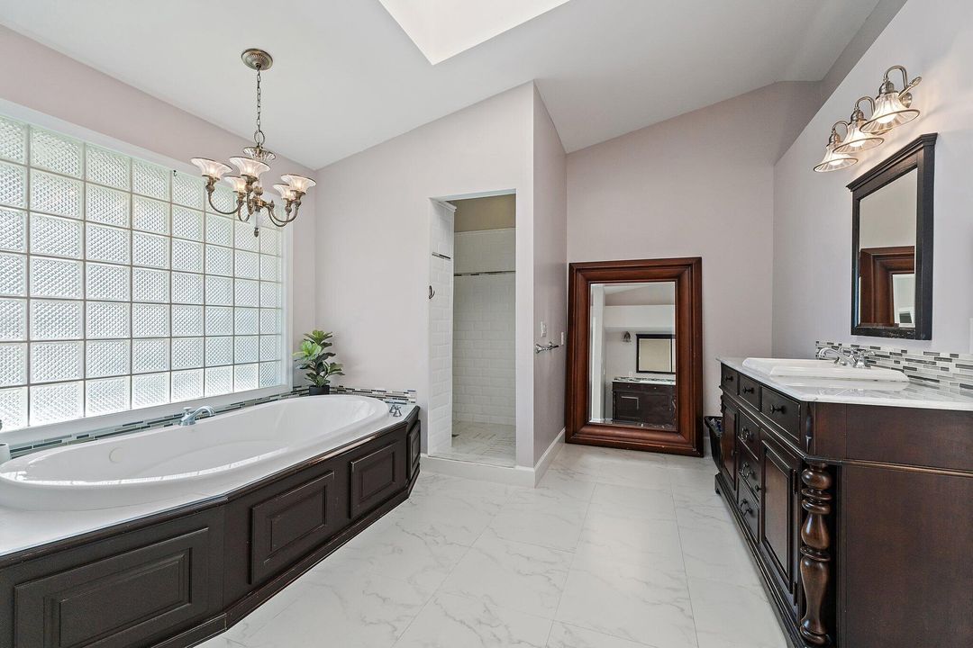 Activo con contrato: $1,390,000 (5 camas, 4 baños, 4483 Pies cuadrados)