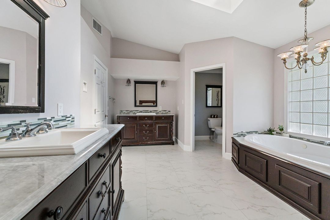 Activo con contrato: $1,390,000 (5 camas, 4 baños, 4483 Pies cuadrados)