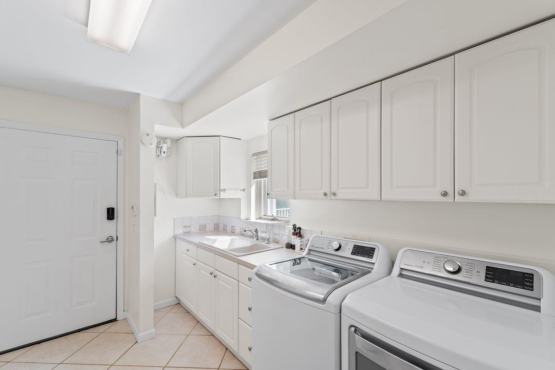 Activo con contrato: $1,390,000 (5 camas, 4 baños, 4483 Pies cuadrados)