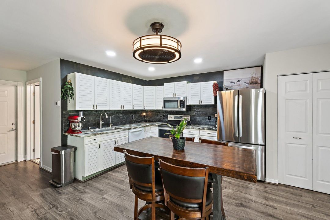 Activo con contrato: $1,390,000 (5 camas, 4 baños, 4483 Pies cuadrados)