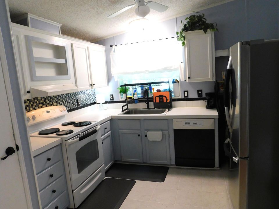 For Sale: $72,900 (2 beds, 2 baths, 960 Square Feet)
