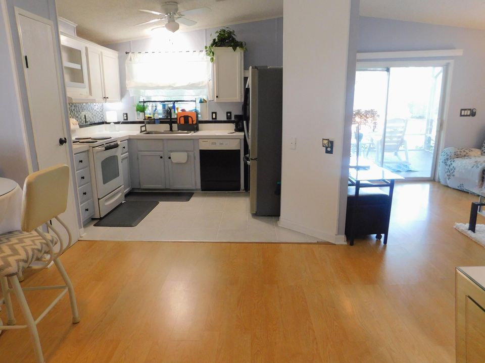 For Sale: $72,900 (2 beds, 2 baths, 960 Square Feet)