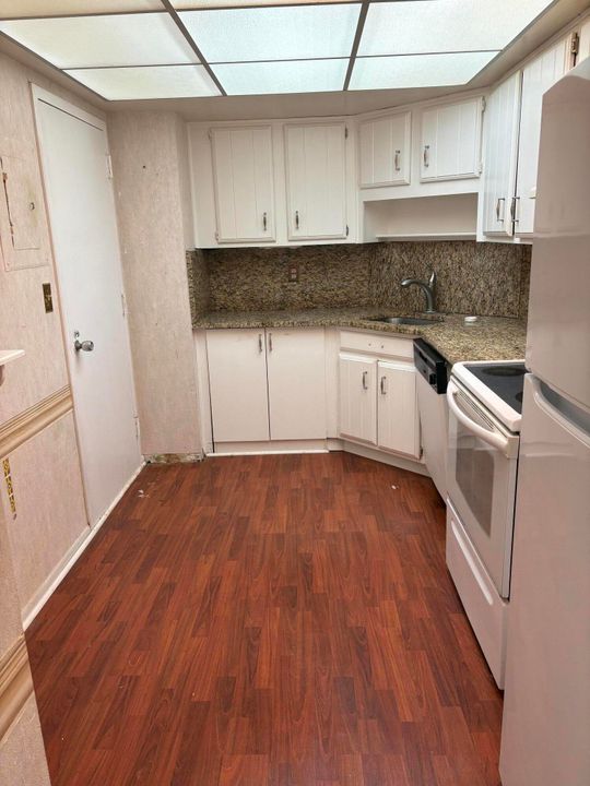 Active With Contract: $134,900 (1 beds, 1 baths, 894 Square Feet)
