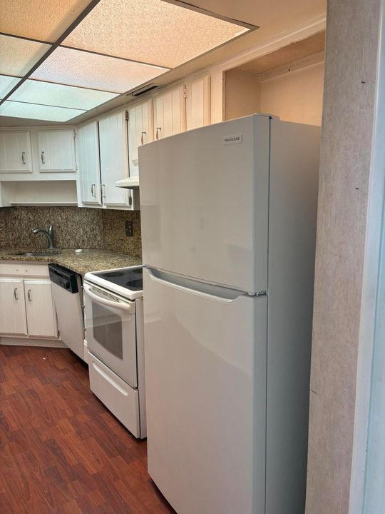 Active With Contract: $134,900 (1 beds, 1 baths, 894 Square Feet)