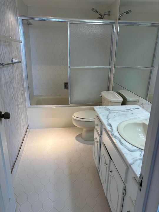 Active With Contract: $134,900 (1 beds, 1 baths, 894 Square Feet)