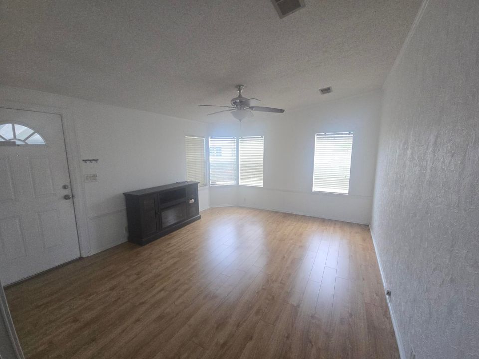 En Venta: $34,900 (2 camas, 2 baños, 936 Pies cuadrados)