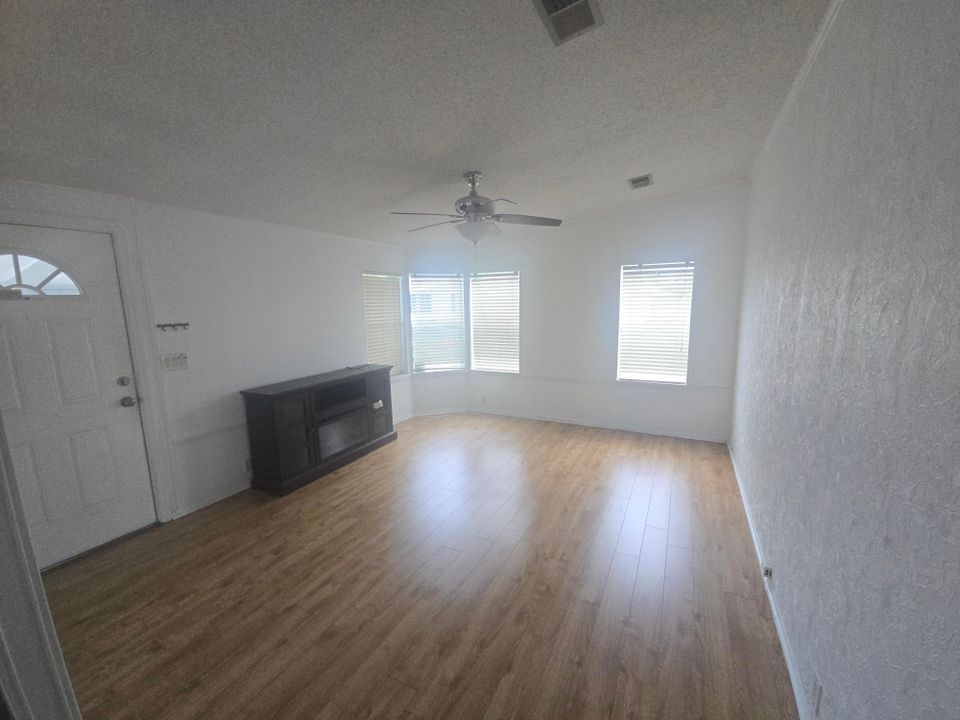 En Venta: $34,900 (2 camas, 2 baños, 936 Pies cuadrados)