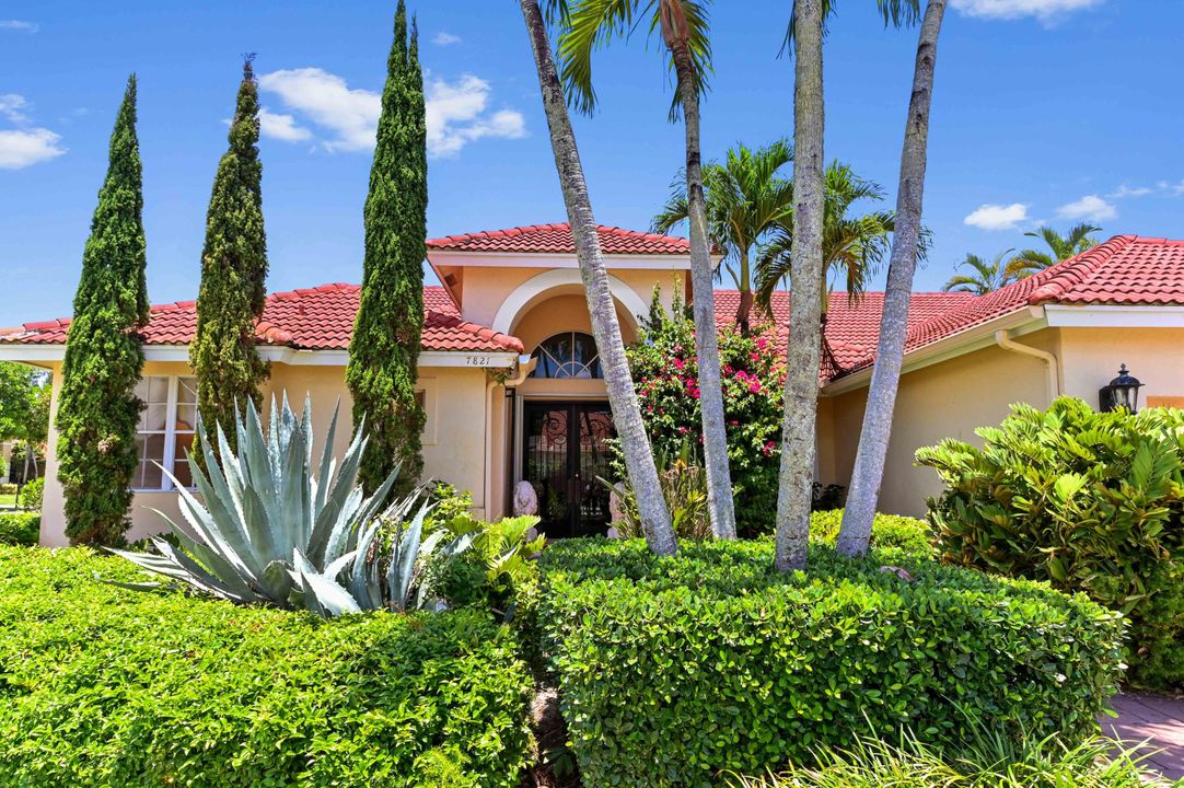 Activo con contrato: $10,750 (3 camas, 3 baños, 2325 Pies cuadrados)