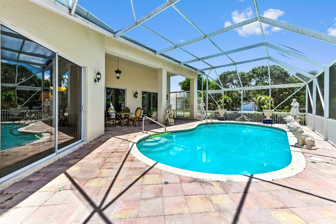 Activo con contrato: $10,750 (3 camas, 3 baños, 2325 Pies cuadrados)