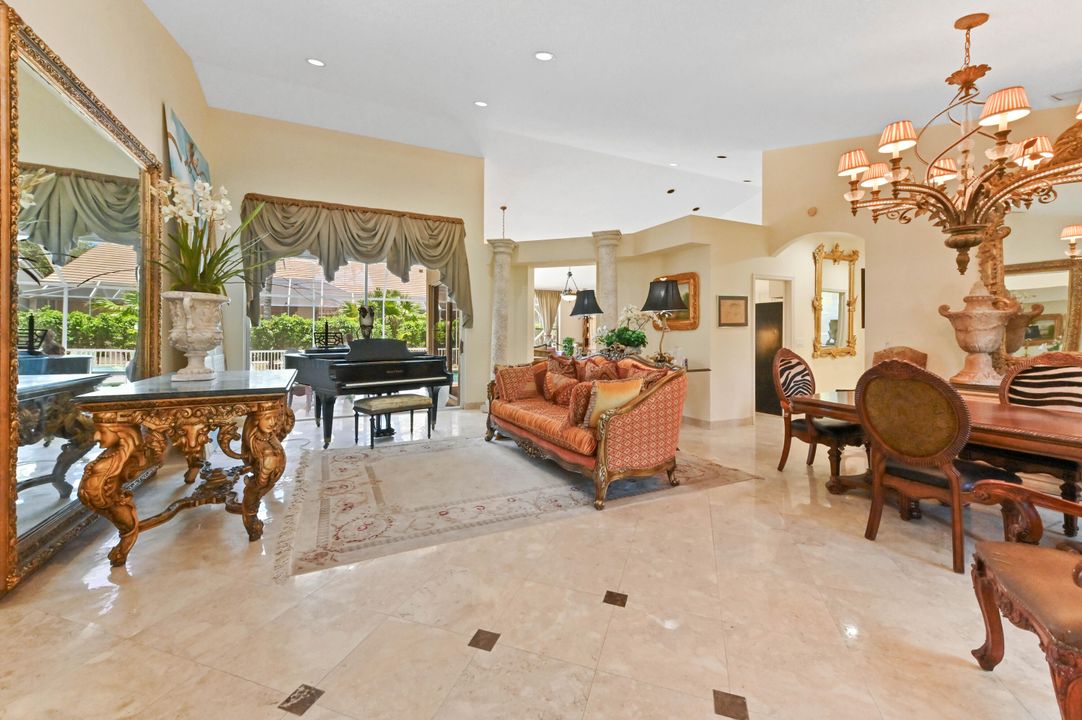 Activo con contrato: $10,750 (3 camas, 3 baños, 2325 Pies cuadrados)