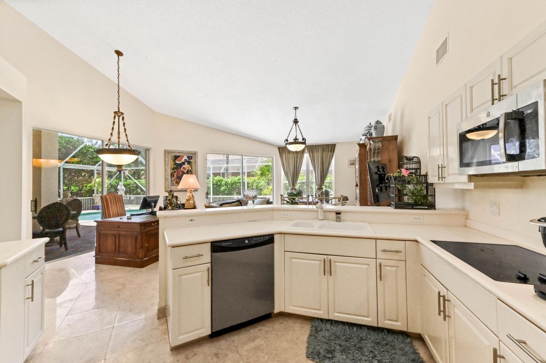 Activo con contrato: $10,750 (3 camas, 3 baños, 2325 Pies cuadrados)