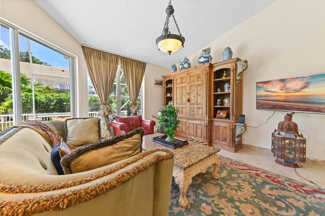 Activo con contrato: $10,750 (3 camas, 3 baños, 2325 Pies cuadrados)