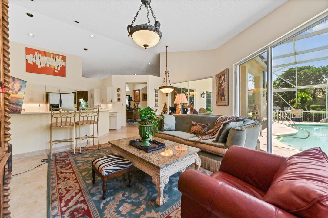 Activo con contrato: $10,750 (3 camas, 3 baños, 2325 Pies cuadrados)